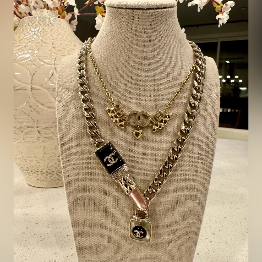 CHANEL Collector’s Lipstick CC Rhinestone studded necklace - Picture 3 of 7